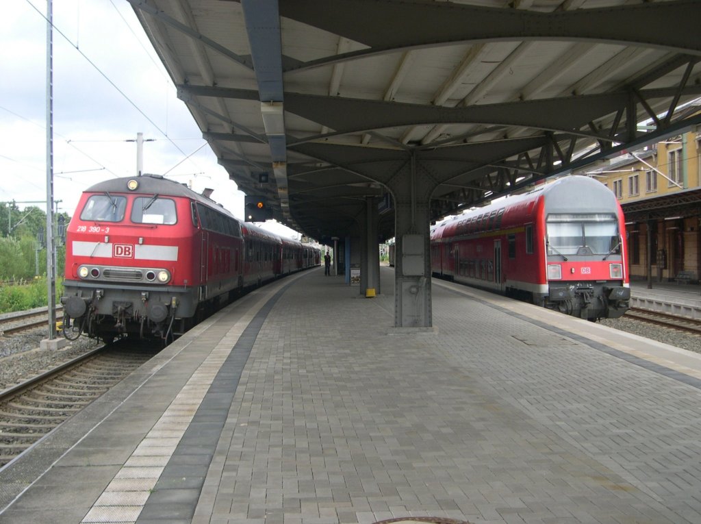Hier links 218 390-3 mit einem RE16 von Reichenbach(Vogtl) nach Hof Hbf. und rechts ein RE16 von Reichenbach(Vogtl) nach Leipzig Hbf., diese beiden Zge standen am 18.8.2010 in Reichenbach(Vogtl).
