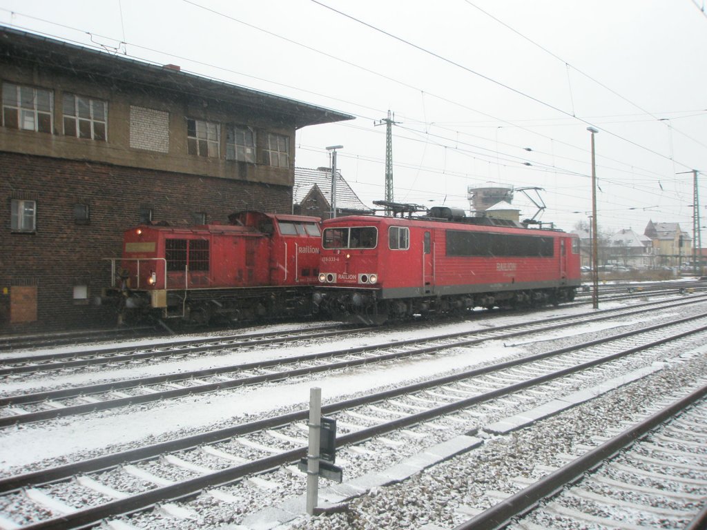 Hier links 298 335-1 und rechts 155 033-4, diese beiden Loks standen am 17.12.2009 in Angermnde.