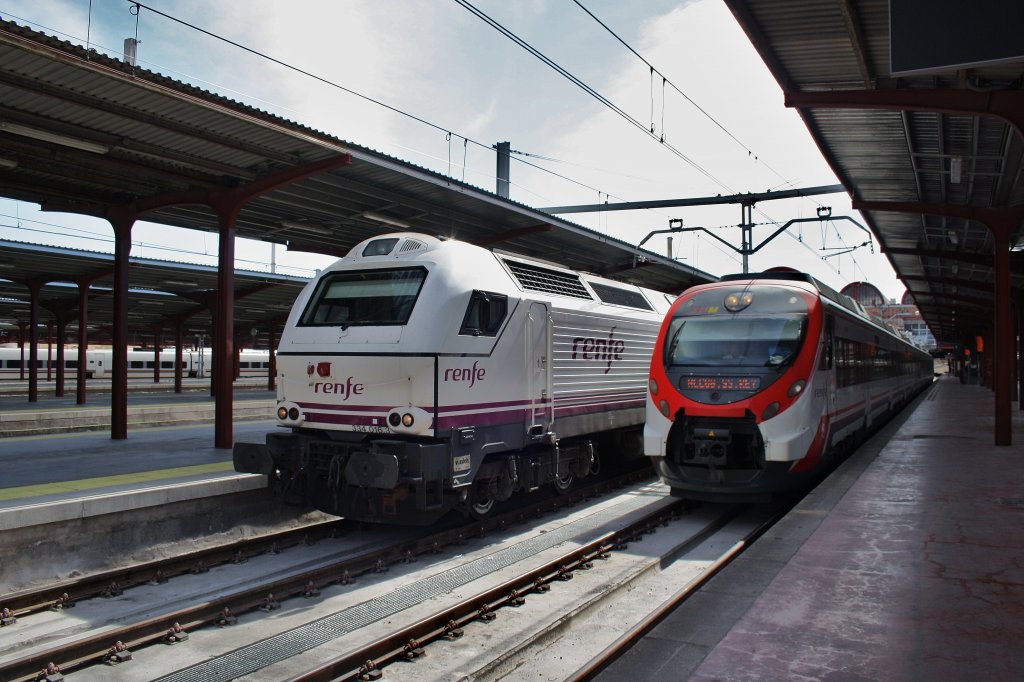 Hier links 334-016-3 und 334-015-5 mit ATR225 von Cartagena nach Madrid Chamartin und rechts 463 617-8 als R17104 von Madrid-Atocha Cercanas nach Alcobe/S.S. Reys, diese beiden Zge standen am 10.3.2012 in Madrid Chamartin.