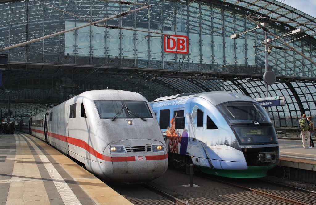 Hier links 401 081-5  Interlaken  als ICE278 von Interlaken Ost nach Berlin Ostbahnhof und rechts 642 806-3 und 642 304-9 als VX81146 von Adorf(Vogtl) nach Berlin Zoologischer Garten, diese beiden Triebzüge begegneten sich am 6.4.2012 in Berlin Hbf.