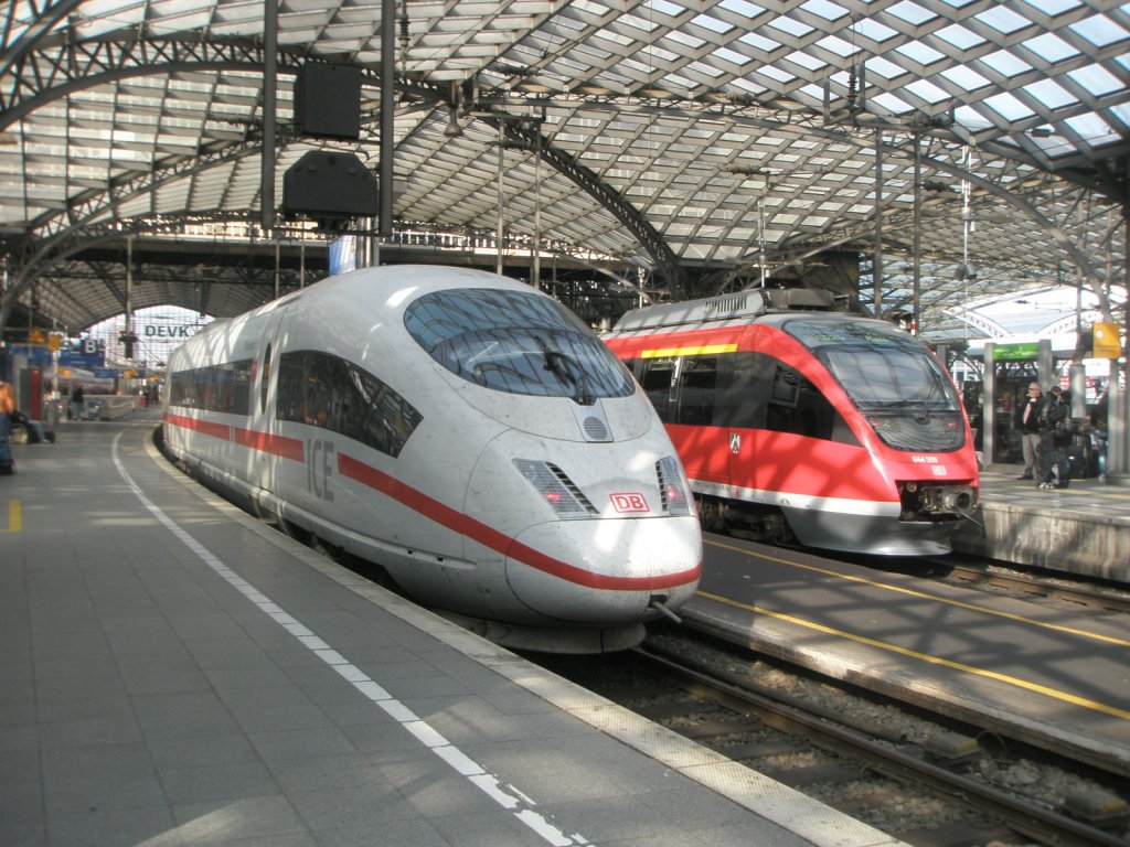Hier links 403 037-5  Stuttgart  als ICE519 von Dortmund Hbf. nach Mnchen Hbf. und rechts 644 555 als RB24 von Kln Messe/Deutz nach Kall, diese beiden Triebzge standen am 13.10.2010 in Kln Hbf.