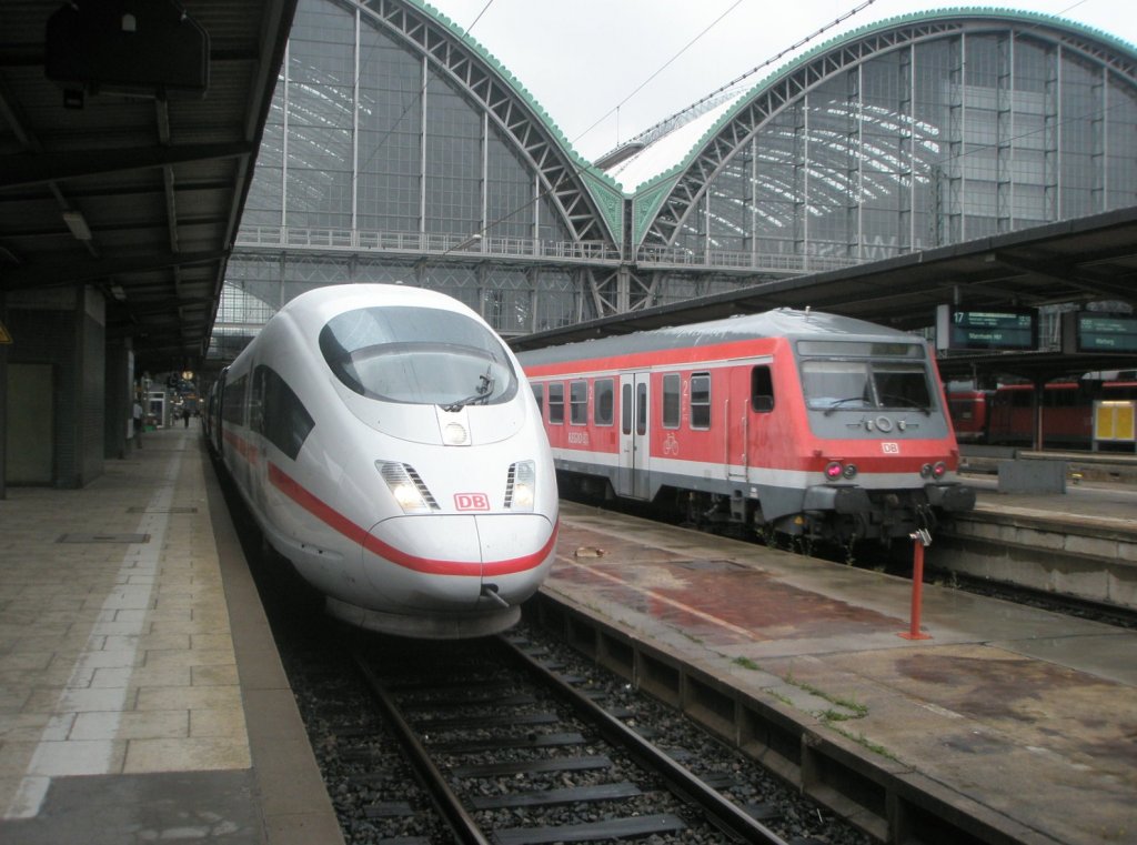 Hier links 403 822-7  Solingen  als ICE812 von Frankfurt(Main) Hbf. nach Kln. und rechts ein RE60 von Mannheim Hbf. nach Frankfurt(Main) Hbf., diese beiden Zge standen am 22.7.2010 in Frankfurt(Main) Hbf.