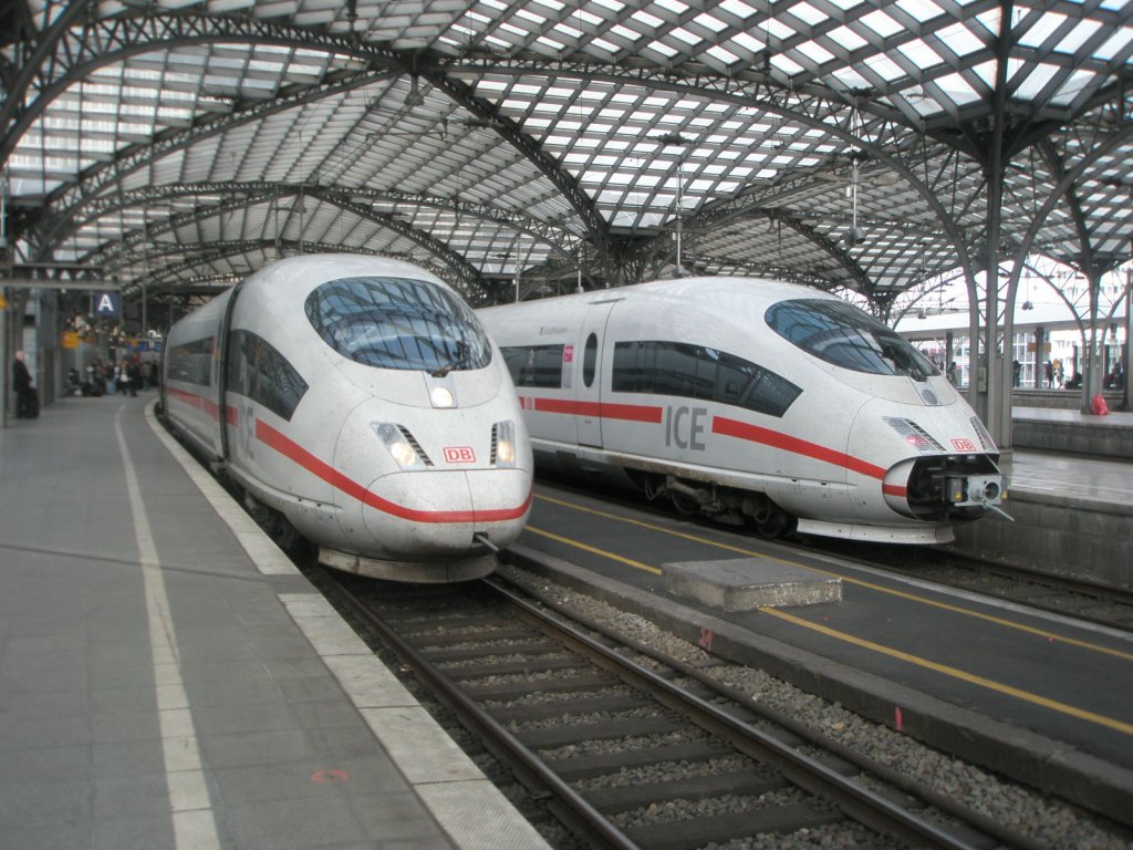 Hier links 403 828-4  Aachen  als ICE612 von Mnchen Hbf. nach Dortmund Hbf. und rechts 403 802-9  Hansestadt Lbeck  als ICE627 von Dortmund Hbf. nach Mnchen Hbf., diese beiden Triebzge standen am 13.10.2010 in Kln Hbf.