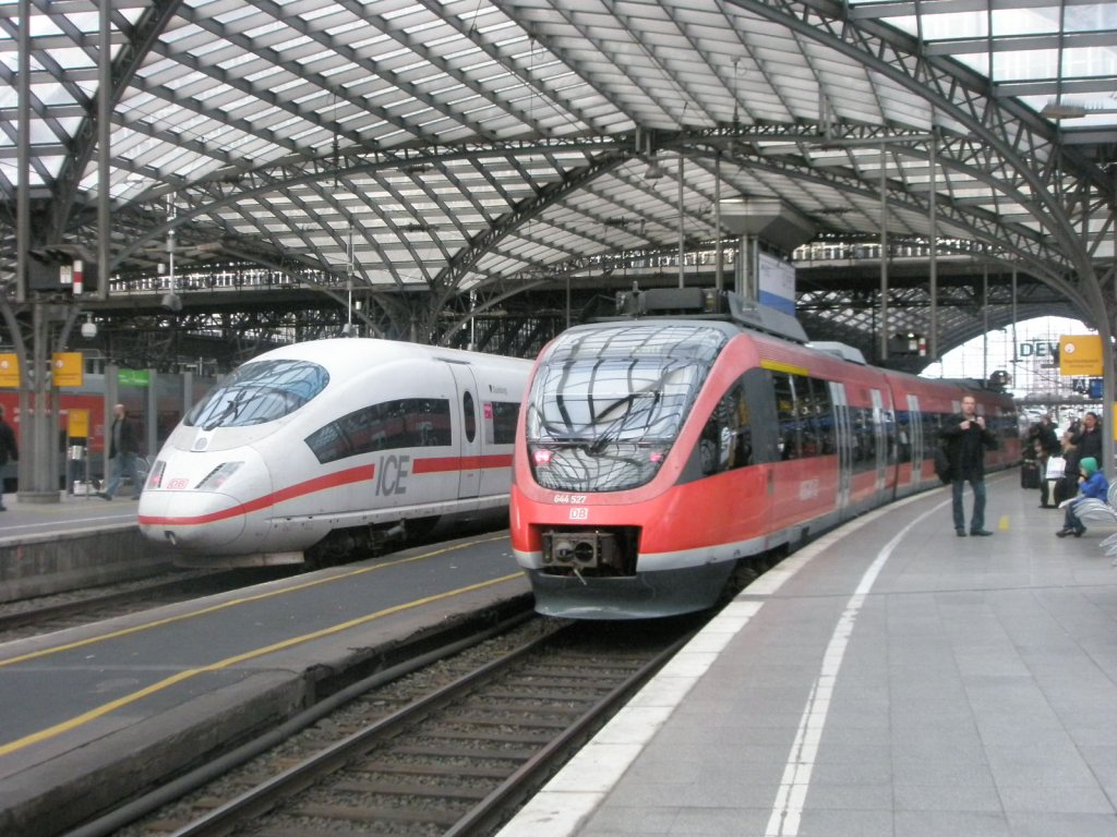 Hier links 403 831-8  Westerland/Sylt  als ICE517 von Dortmund Hbf. nach M�nchen Hbf. und rechts 644 527 als RB24 von K�ln Messe/Deutz nach Kall, diese beiden Triebz�ge standen am 13.10.2010 in K�ln Hbf.
