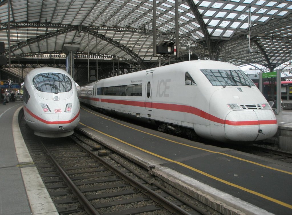 Hier links 406 080-8  Kln  als ICE126 von Frankfurt(Main) Hbf. nach Amsterdam Centraal und 808 010-3  Fontanestadt Neuruppin  als ICE954 von Berlin Ostbahnhof nach Kln Hbf., diese beiden Triebzge standen am 13.10.2010 in Kln Hbf.