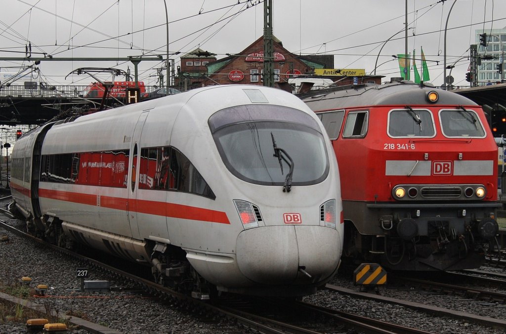 Hier links 411 005-2  Dresden  als ICE109 von Hamburg-Altona nach Innsbruck Hbf. und rechts 218 341-6, diese beiden Triebfahrzeuge trafen sich am 11.10.2011 in Hamburg Hbf.