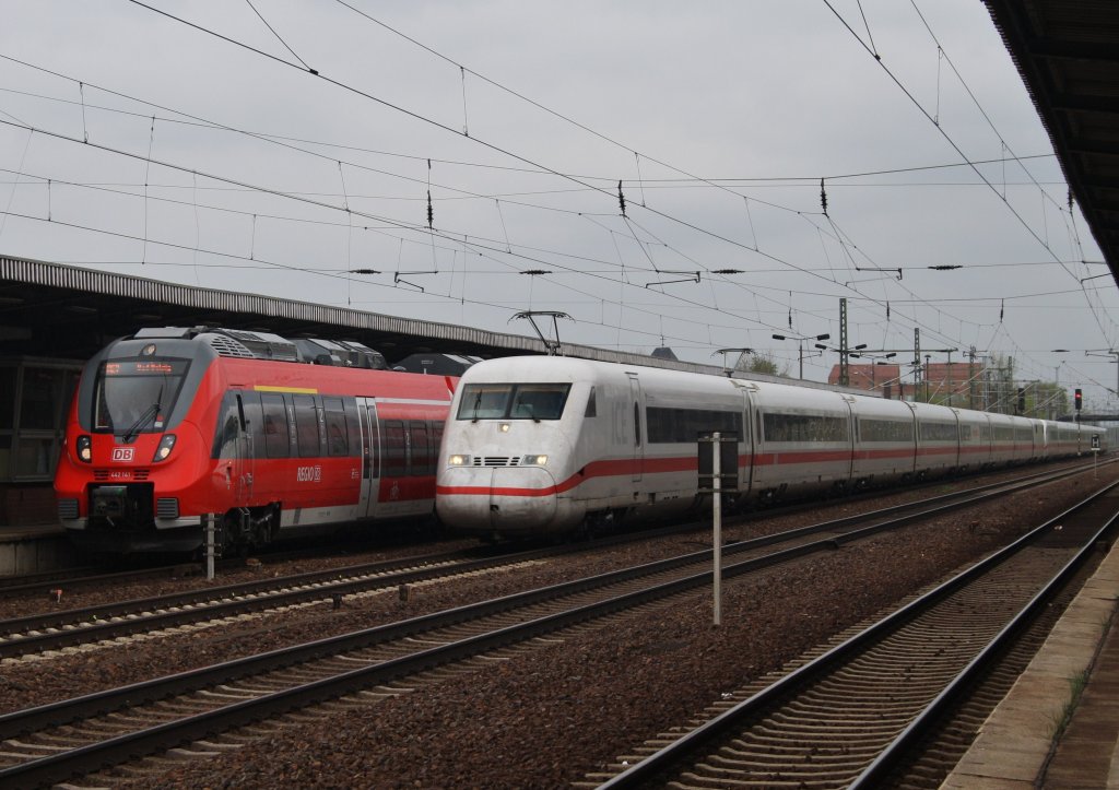 Hier links 442 141 und 442 636 als RE7 (RE92721) von Wnsdorf-Waldstadt nach Berlin Hbf. und rechts 808 020-2  Meiningen  als ICE847 von Kln Hbf. nach Berlin Hbf.(tief) mit 808 027-7  Ludwigslust  als ICE857 von Kln Hbf. nach Berlin Hbf.(tief), bei der Durchfahrt am 27.4.2013 durch Berlin Schnefeld Flughafen, in Richtung Berlin Grnauer Kreuz.