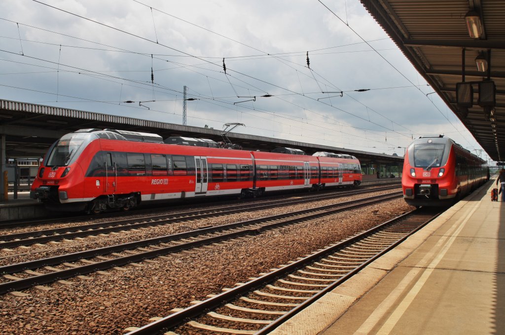 Hier links 442 623-5 als RB22 (RB28817) von Berlin Schönefeld Flughafen nach Potsdam Hbf. und rechts 442 325-7 als RB14 (RB18567) von Berlin Schönefeld Flughafen nach Senftenberg, diese beiden Triebzüge standen am 29.6.2013 in Berlin Schönefeld Flughafen. 