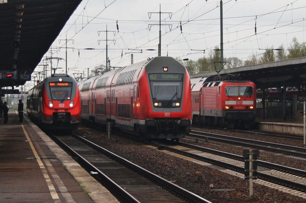 Hier links 442 629 als RB22 (RB18045) von Berlin Schnefeld Flughafen nach Potsdam Hbf., in der Mitte der durchfahrende RE2 (RE37366) von Wismar nach Cottbus und rechts 143 931-4 mit einer RB14 (RB18565) von Berlin Schnefeld Flughafen nach Senftenberg. Berlin Schnefeld Flughafen, 27.4.2013.