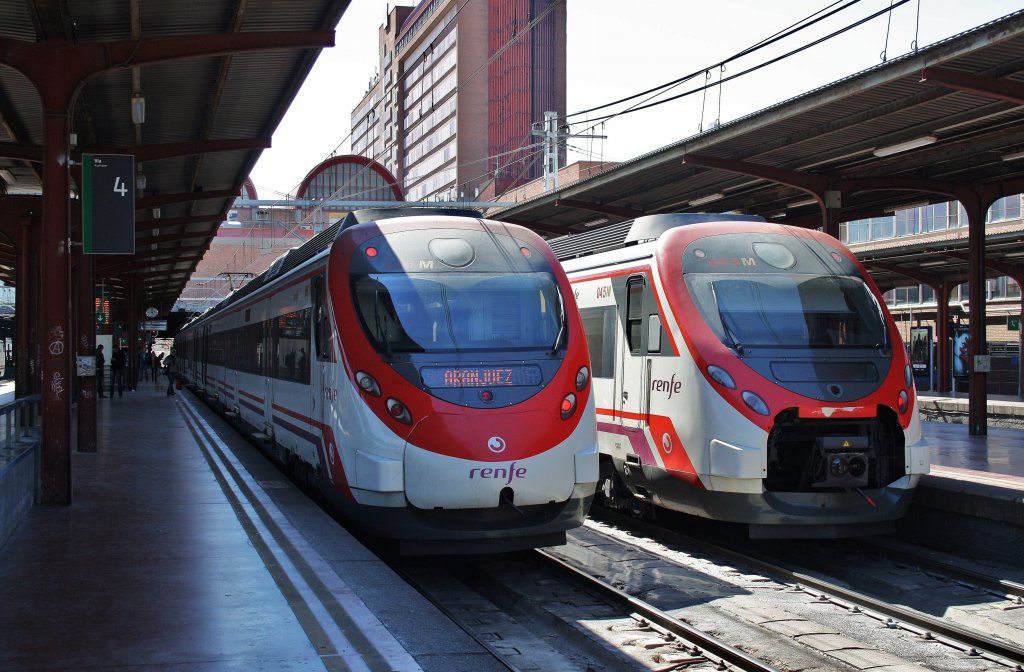 Hier links 465 528-8 als R18164 von Madrid Chamartin nach Atocha Aranjeuz und rechts 465 098-2 als R17133 von Madrid Chamartin nach Segovia, diese beiden Triebz�ge standen am 10.3.2012 in Madrid Chamartin.