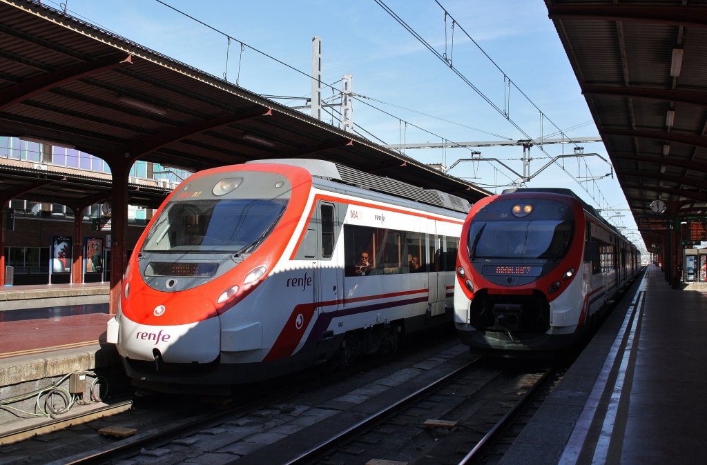 Hier links 465 536-1 als R17129 von Madrid Chamartin nach Atocha und rechts 465 037-0 als R17702 von Madrid Chamartin nach Talavera de la Reina, diese beiden Triebzge standen am 10.3.2012 in Madrid Chamartin.