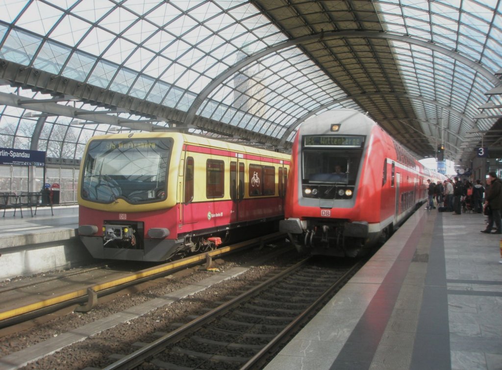 Hier links 481 489-0 als eine S75 von Berlin Spandau nach Berlin Wartenberg und rechts ein RE4 von Ludwigsfelde nach Wittenberge, diese beiden Zge standen am 1.4.2010 in Berlin Spandau.