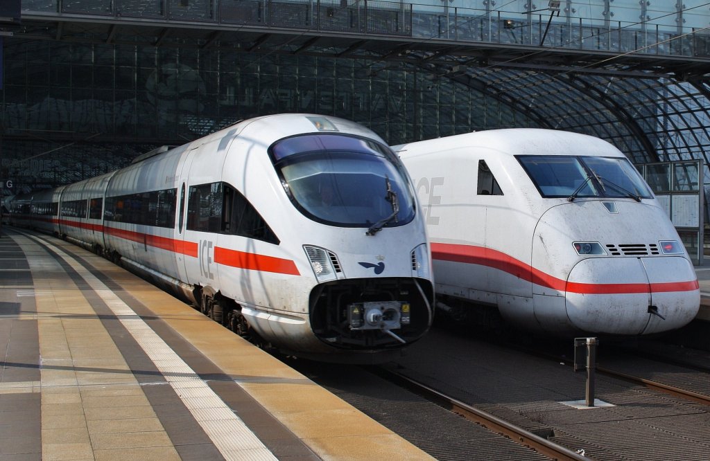 Hier links 605 010-8  Wehrheim(Taunus)  als ICE38 von Koebenhavn H nach Berlin Ostbahnhof mit 605 503-2 als ICE381 von Aarhus nach Berlin Ostbahnhof und rechts 808 024-4  Saalfeld/Saale  als ICE556 von Berlin Ostbahnhof nach Kln Hbf. mit 808 016-0  Dessau  als ICE546 von Berlin Ostbahnhof nach Kln/Bonn Flughafen, diese beiden Triebzge begegneten sich am 6.4.2012 in Berlin Hbf.