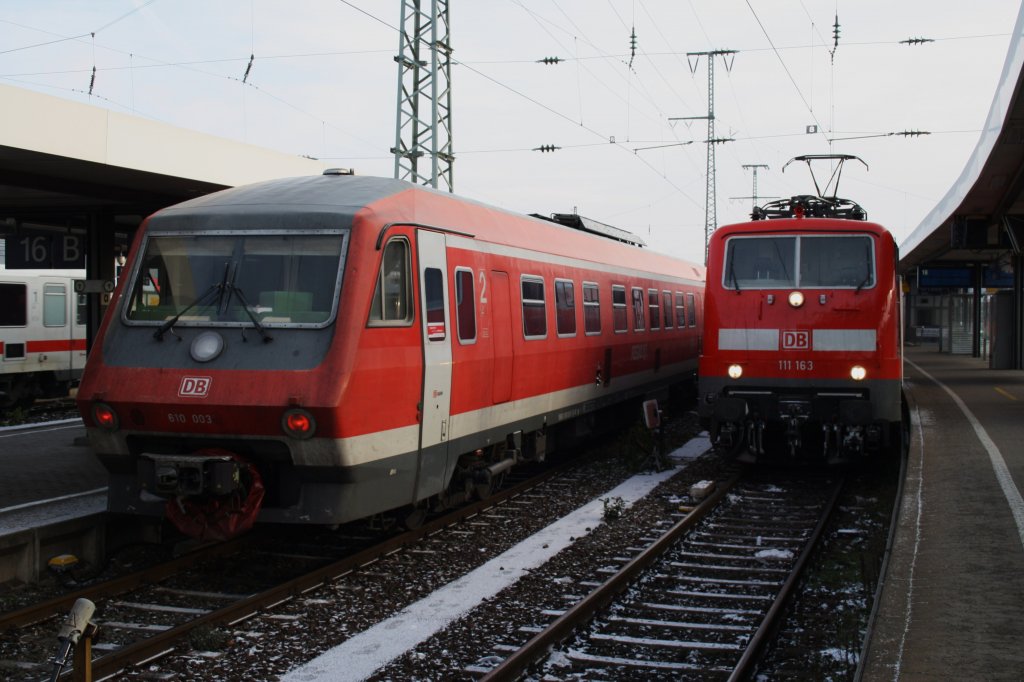 Hier links 610 003-6 als RE4245 von N�rnberg Hbf. nach Regensburg Hbf. und rechts 111 163-2 mit RE19905 von Stuttgart Hbf. nach N�rnberg Hbf., diese beiden Z�ge standen am 28.11.2010 in N�rnberg Hbf.