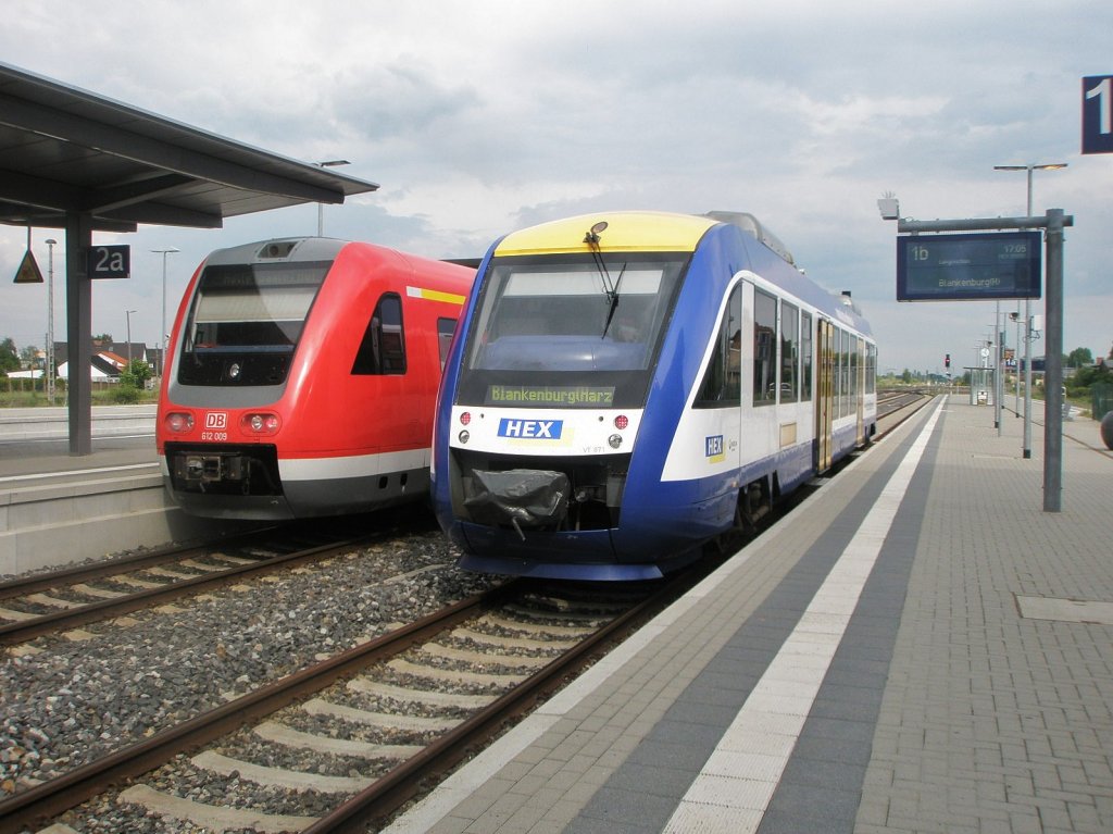 Hier links 612 009 als RE4 von Hannover Hbf. nach Halle(Saale) Hbf. und rechts VT871 als HEX80906 von Magdeburg Hbf. nach Blankenburg(Harz), diese beiden Triebzge trafen sich am 22.5.2011 in Halberstadt.