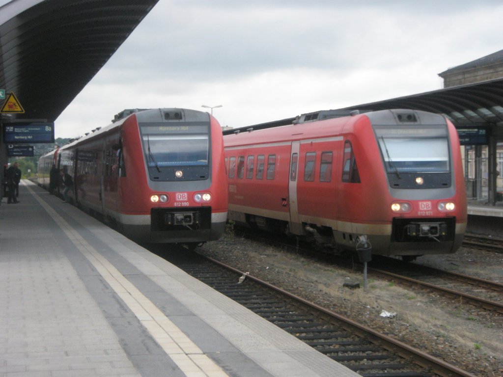 Hier links 612 990 als IRE1 von Dresden Hbf. nach Nrnberg Hbf. und rechts 612 971, diese beiden Triebzge standen am 18.8.2010 in Hof Hbf.