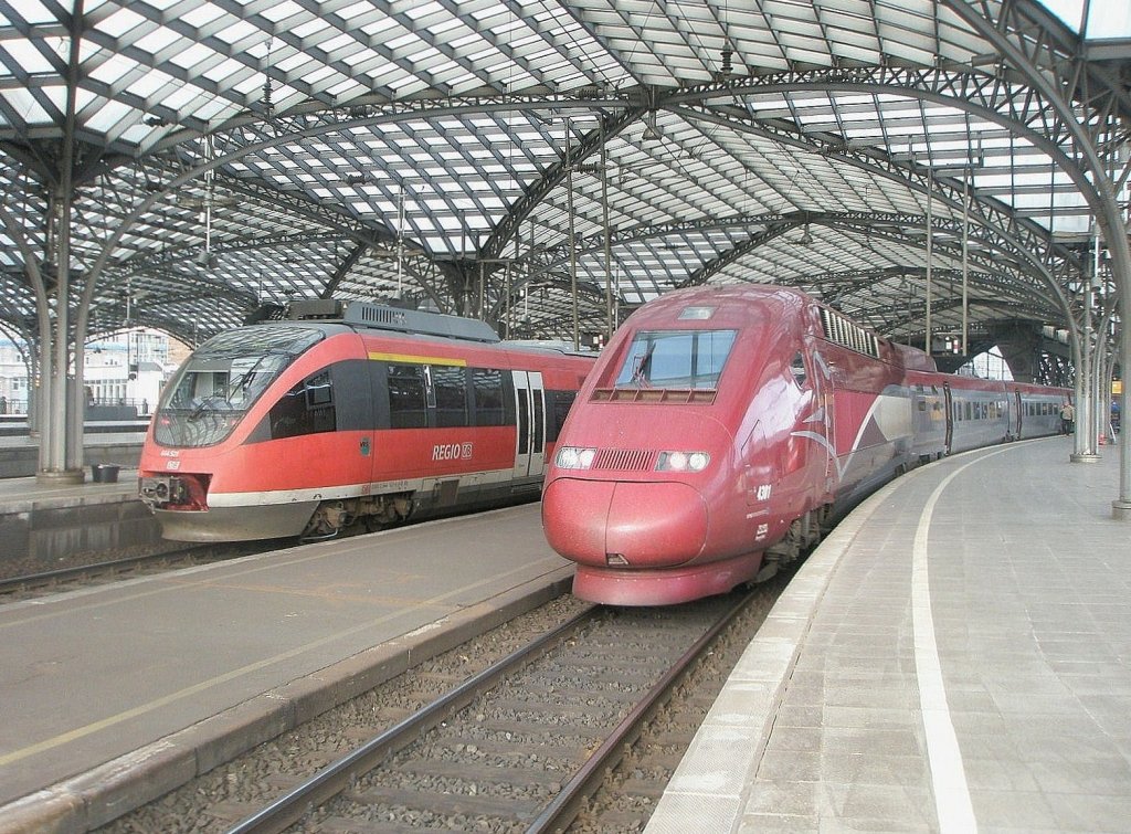 Hier links 644 528 als RB24 von Kln Messe/Deutz nach Kall und rechts THA 9428 nach Paris Gare du Nord, diese beiden Triebzge standen am 13.10.2010 in Kln Hbf.