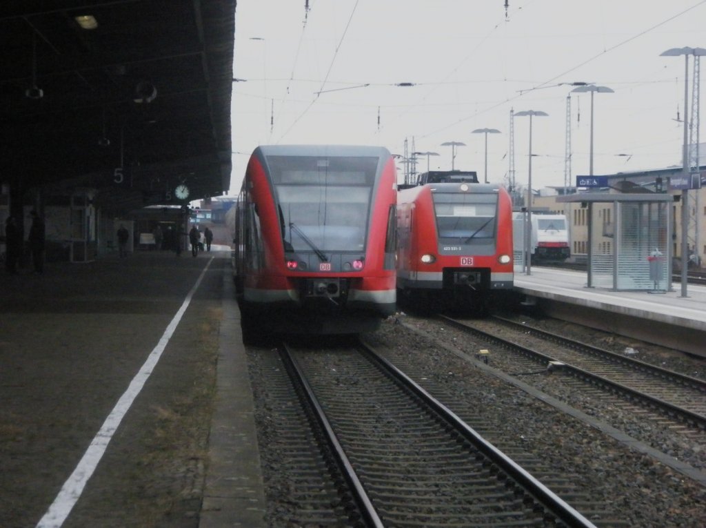 Hier links 646 026-5 und 646 008-3 als RE6 von Neuruppin West nach Berlin Spandau und rechts 423 531-3 als RB von Henningsdorf(bei Berlin) nach Berlin Gesundbrunnen, diese beiden Zge standen am 20.3.2010 in Hennigsdorf(bei Berlin).