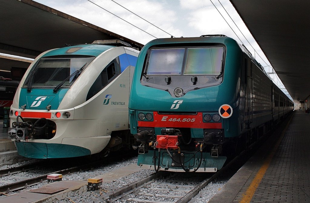 Hier links ALn501 055 als R11949 von Firenze S.M.N. nach Borgo S. Lorenzo und rechts E464 505 mit R23397 von Firenze S.M.N. nach La Spezia Centrale, diese beiden Zge standen am 17.7.2011 in Firenze S.M.N.