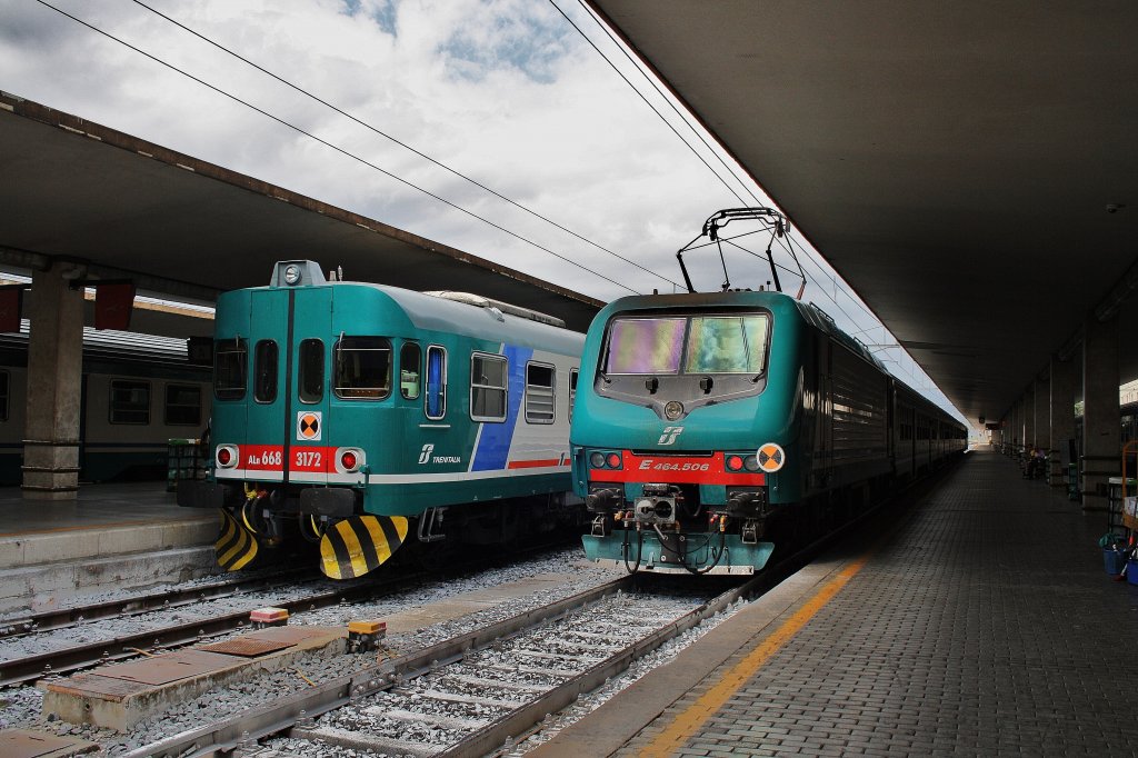 Hier links ALn668 3172 als R21469 von Firenze S.M.N. nach Faenza und rechts E464 506 mit R3171 von Firenze S.M.N. nach Arezzo, diese beiden Zge standen am 21.7.2011 in Firenze S.M.N. 