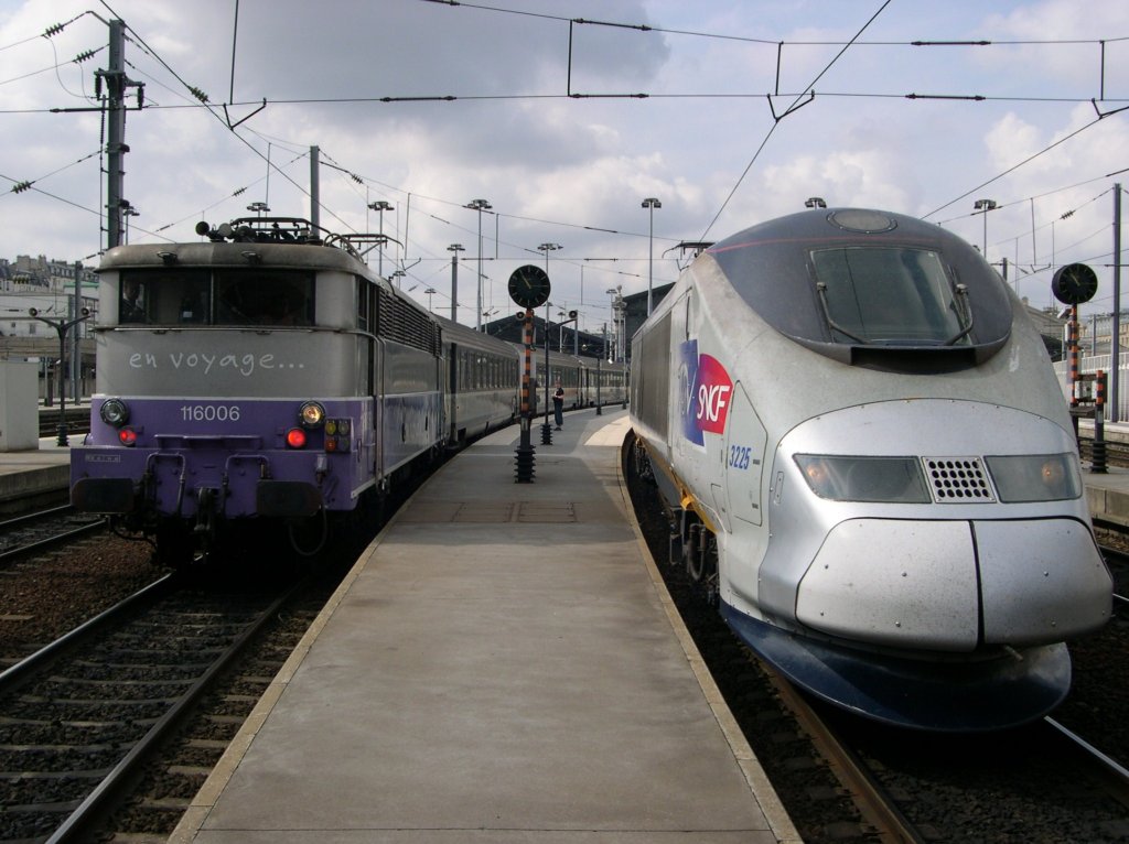 Hier links BB116006 mit D2025 von Paris Gare du Nord nach Boulogne Ville und links EST7033 von Paris Gare du Nord nach Lille Flandres, diese beiden Zge standen am 24.7.2010 in Paris Gare du Nord.