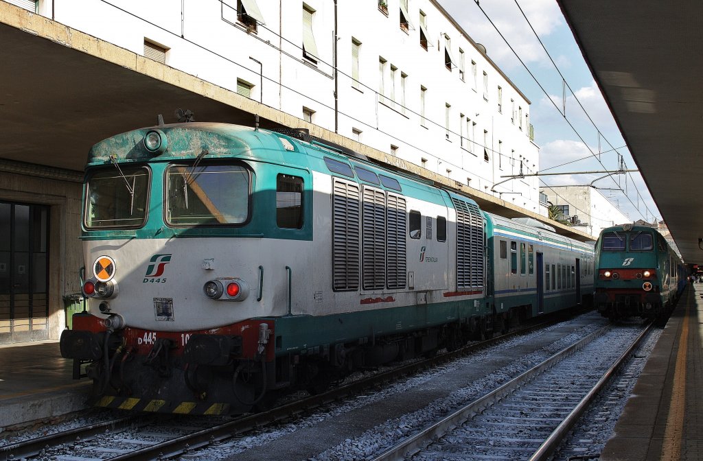 Hier links D445 1040 mit R11994 von Borgo S. Lorenzo nach Firenze S.M.N. und rechts R11673 von Firenze S.M.N. nach Arezzo, diese beiden Zge standen am 20.7.2011 in Firenze S.M.N. 