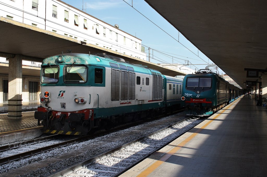 Hier links D445 1050 mit R11995 von Firenze S.M.N. nach	Borgo S. Lorenzo und recht E464 419 mit R23371 von Firenze S.M.N. nach Pontremoli, diese beiden Zge standen am 18.7.2011 in Firenze S.M.N.