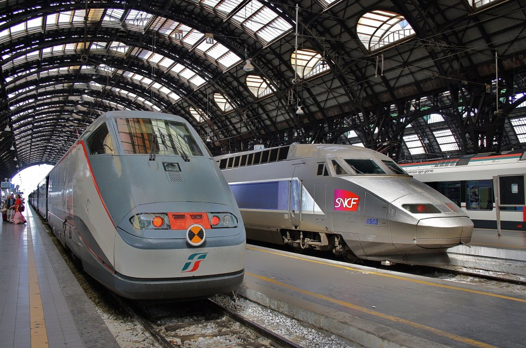 Hier links E414 115 als ESC9735 von Milano Centrale nach Venezia Santa Lucia und rechts TGV9575 von Milano Centrale nach Paris Gare de Lyon, diese beiden Triebzge standen am 21.7.2011 in Milano Centrale.