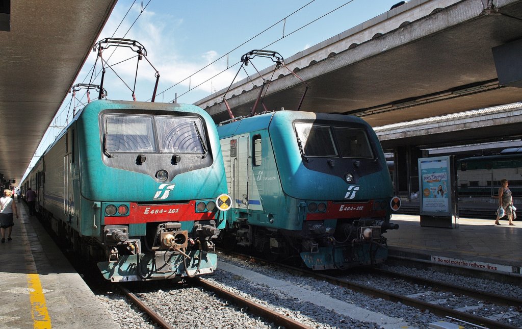Hier links E464 161 mit R7361 von Toma Termini nach Albano Laziale und rechts E646 212 mit R7358 von Albano Laziale nach Roma Termini, diese beiden Zge standen am 16.7.2011 in Roma Termini.