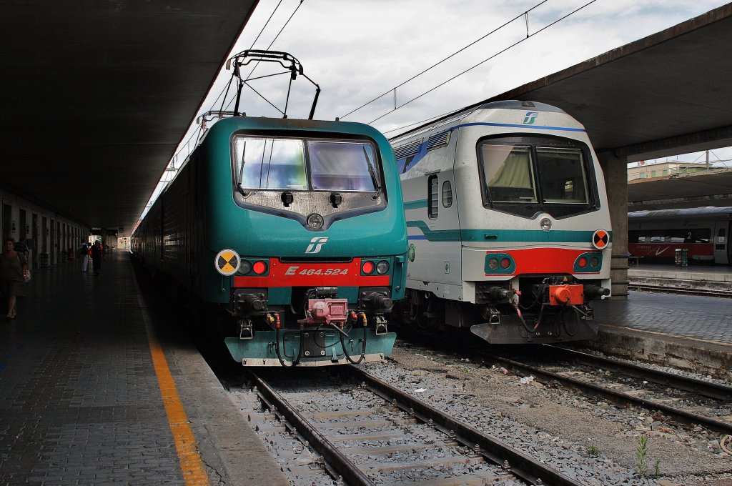 Hier links E464 524 mit R3157 von Firenze S.M.N. nach Foligno und rechts R3158 von Foligno nach Firenze S.M.N., diese beiden Zge standen am 17.7.2011 in Firenze S.M.N.