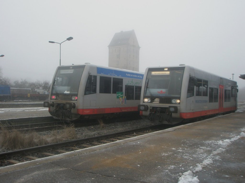 Hier links ein PE73 nach Neustadt/Dosse und rechts ein PE74 nach Meyenburg, diese beiden Triebwagen standen am 29.12.2009 in Pritzwalk.