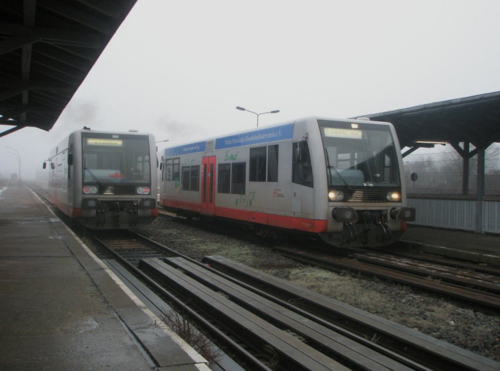 Hier links ein PE74 nach Meyenburg und rechts ein PE73 nach Neustadt/Dosse, diese beiden Triebwagen standen am 29.12.2009 in Pritzwalk.