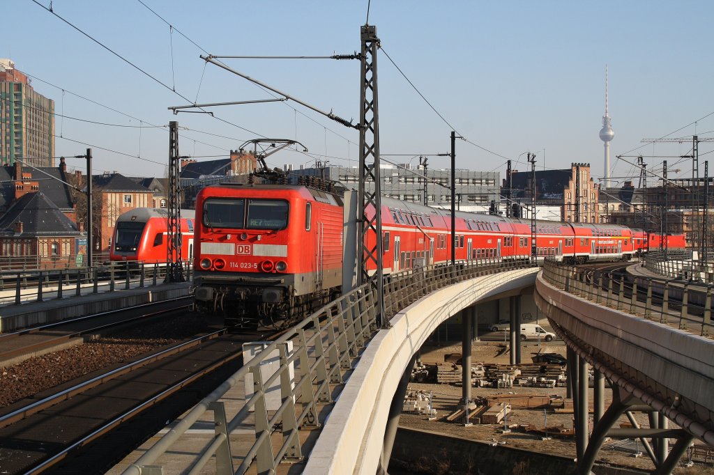 Hier links ein RE1 von Frankfurt(Oder) nach Berlin Charlottenburg und rechts 114 023-5 mit einem RE7 von Berlin Zoologischer Garten nach Wnsdorf-Waldstadt, diese beiden Zge begegneten sich am 30.1.2012 in Berlin Hbf.