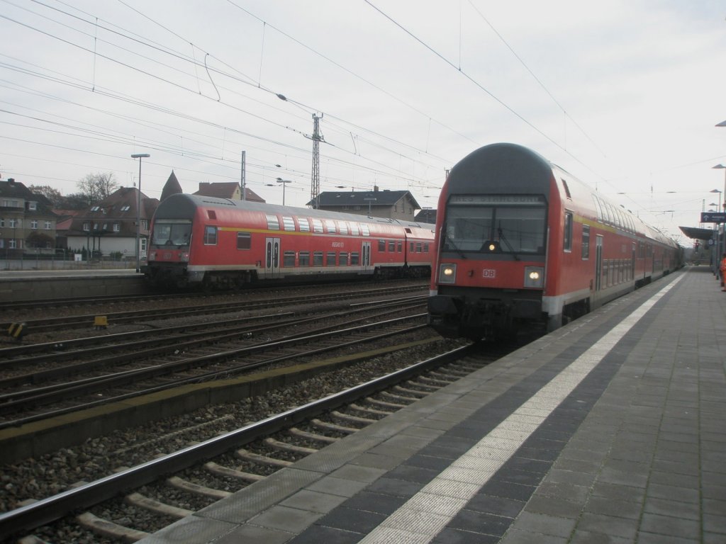 hier links ein RE3 nach W�nsdorf-Waldstadt und rechts ein RE3 nach Stralsund, diese beiden Z�ge traffen sich am 14.11.2009 in Angerm�nde.