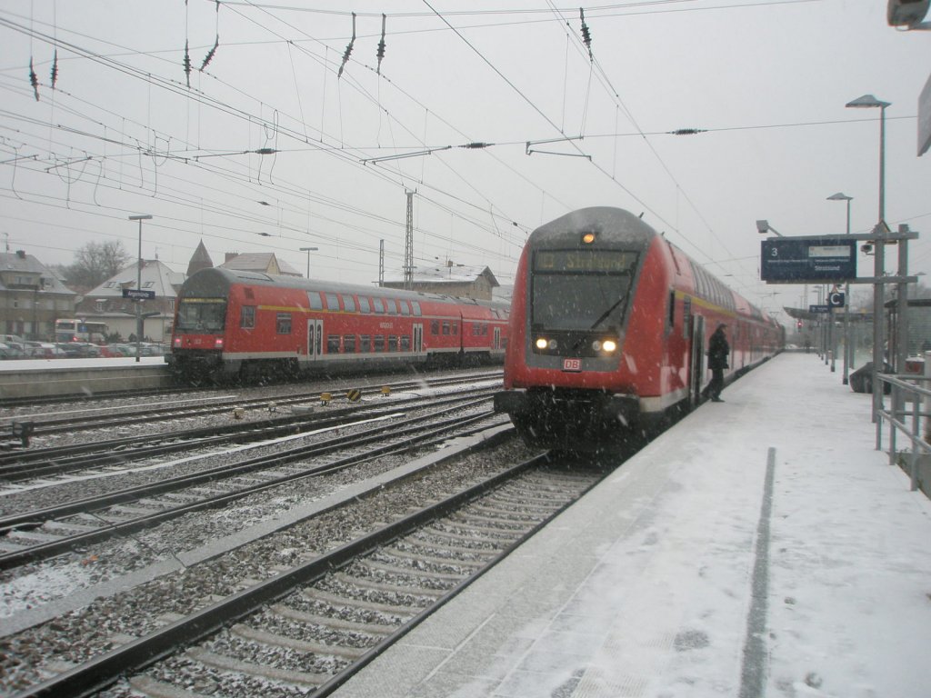 Hier links ein RE3 von Schwedt/Oder Hbf. nach Wnsdorf-Waldstadt und rechts ein RE3 von Wnsdorf-Waldstadt nach Stralsund Hbf., diese beiden Zge standen am 17.12.2009 in Angermnde.