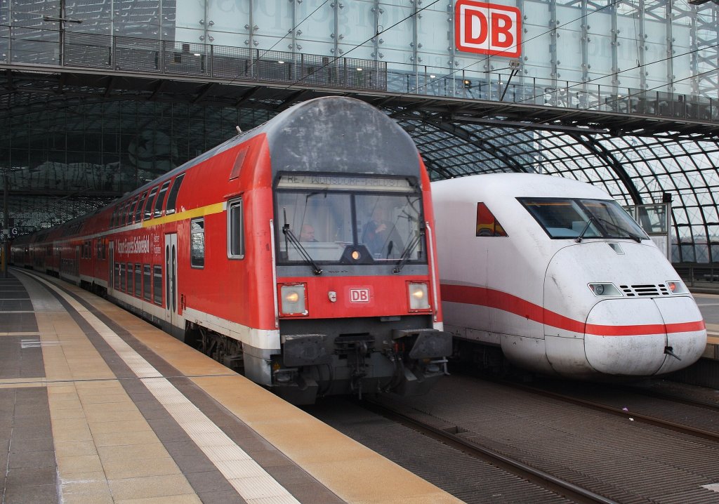 Hier links ein RE7 von Berlin Zoologischer Garten nach Zossen und rechts 808 024-4  Saalfeld/Saale  als ICE556 von Berlin Ostbahnhof nach Kln Hbf. mit 808 016-0  Dessau  als ICE546 von Berlin Ostbahnhof nach Kln/Bonn Flughafen, diese beiden Zge begegneten sich am 6.4.2012 in Berlin Hbf.