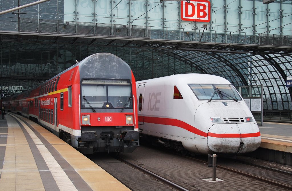 Hier links ein RE7 von Berlin Zoologischer Garten nach Zossen und rechts 808 028-5  Altenburg  als ICE854 von Berlin Ostbahnhof nach Kln Hbf. mit 808 037-6  Neustrelitz  als ICE844 von Berlin Ostbahnhof nach Kln Hbf., diese beiden Zge begegneten sich am 6.4.2012 in Berlin Hbf.
