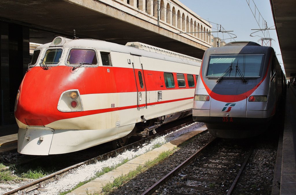 Hier links ETR450 003 als ESC555 von Roma Termini nach Reggio di Calabria Centrale und rechts ETR485 051 als ES9355 von Roma Termini nach Lecce, diese beiden Triebzge standen am 14.7.2011 in Roma Termini. 