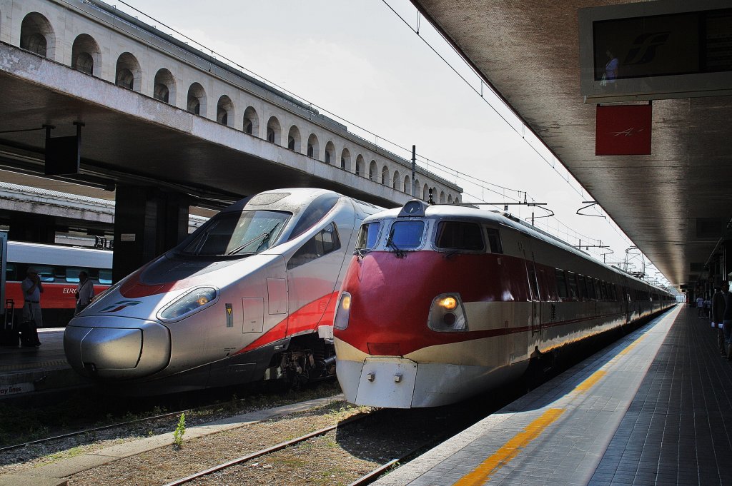 Hier links ETR600 708 als ES9478 von Roma Termini nach Venezia Santa Lucia und rechts ETR450 007 als ES9373 von Reggio di Calabria Centrale nach Roma Termini, diese beiden Triebzge standen am 15.7.2011 in Roma Termini.