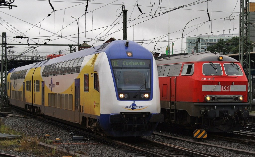 Hier links ME81515 von Hamburg Hbf. nach Cuxhaven und rechts 218 341-6, diese beiden Triebfahrzeuge trafen sich am 11.10.2011 in Hamburg Hbf.