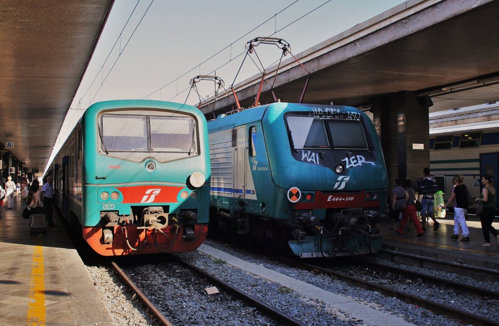 Hier links R12161 von Roma Termini nach Cassino und rechts E464 160 mit R3368 von Cassino nach Roma Termini, diese beiden Züge standen am 15.7.2011 in Roma Termini. 