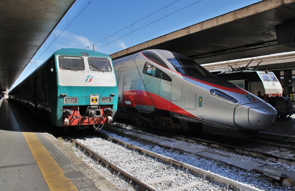 Hier links R12254 von Roma Termini nach	Civitavecchia und rechts ETR600 009 als ES9415 von Venezia Santa Lucia nach Roma Termini, diese beiden Züge standen am 16.7.2011 in Roma Termini.