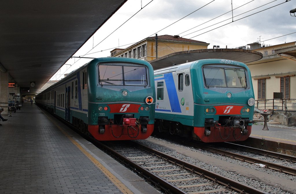 Hier links R23397 von Firenze S.M.N. nach La Spezia Centrale und rechts R3138 von Pisa Aeroporto nach Firenze S.M.N., diese beiden Zge standen am 17.7.2011 in Firenze S.M.N.
