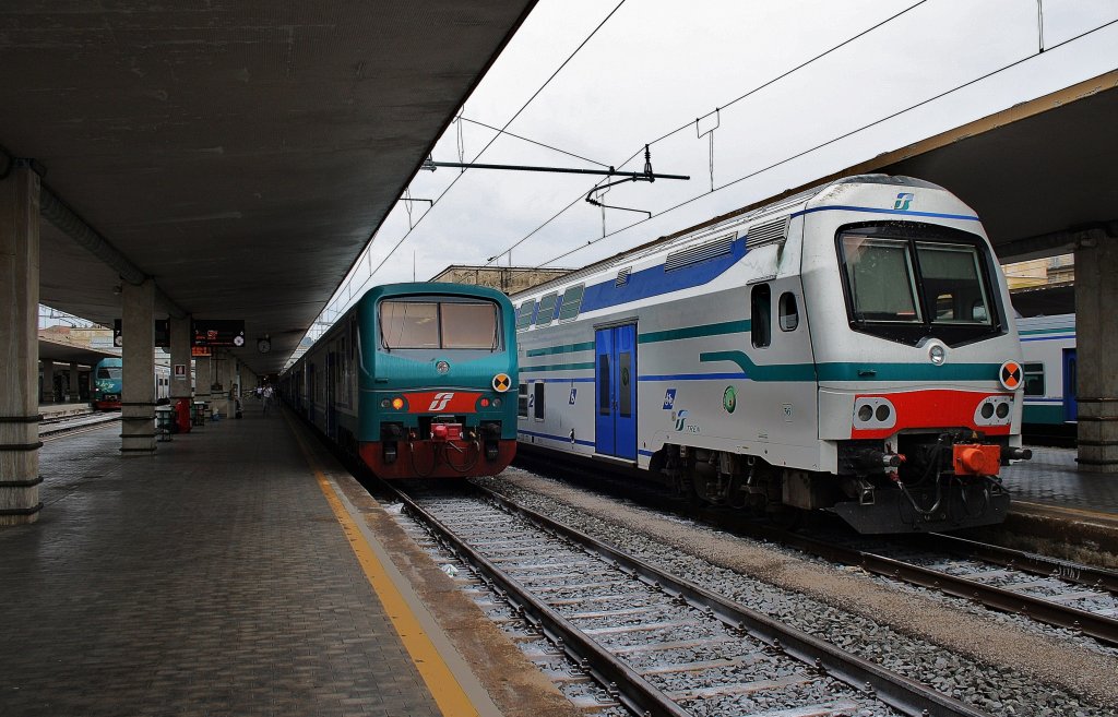 Hier links R6622 von Pistoia nach Firenze S.M.N. und rechts R3161 von Firenze S.M.N. nach Foligno, diese beiden Zge standen am 19.7.2011 in Firenze S.M.N.