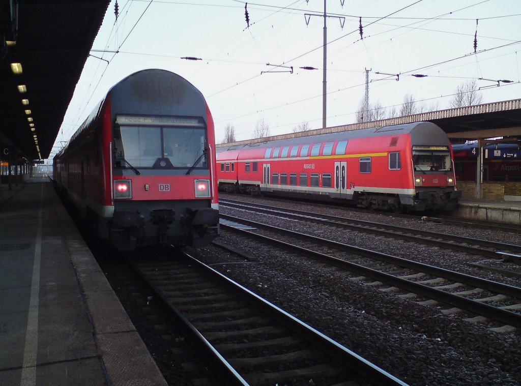Hier links eine RB22 von Berlin Schnefeld Flughafen nach Potsdam Griebnitzsee und rechts eine RB14 von Berlin Schnefeld Flughafen nach Senftenberg, diese beiden Zge standen am 9.3.2012 in Berlin Schnefeld Flughafen.