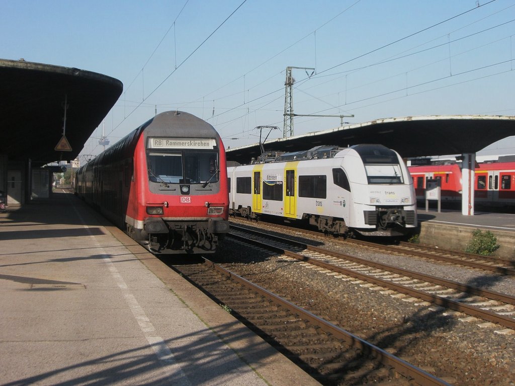 Hier links eine RB27 von Koblenz Hbf. nach Rommerskirchen und rechts 460 016-9 als MRB26 von Kln Messe/Deutz nach Mainz Hbf., diese beiden Zge standen am 14.10.2010 in Kln Messe/Deutz.