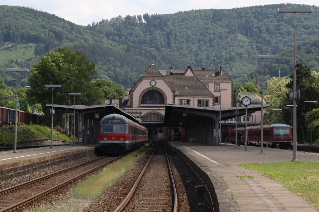 Hier links RE14067 von Hannover Hbf. nach Bad Harzburg und rechts 628 545-6 als RB14267 von Bad Harzburg nach Braunschweig Hbf., diese beiden Zge standen am 22.5.2011 in Bad Harzburg.