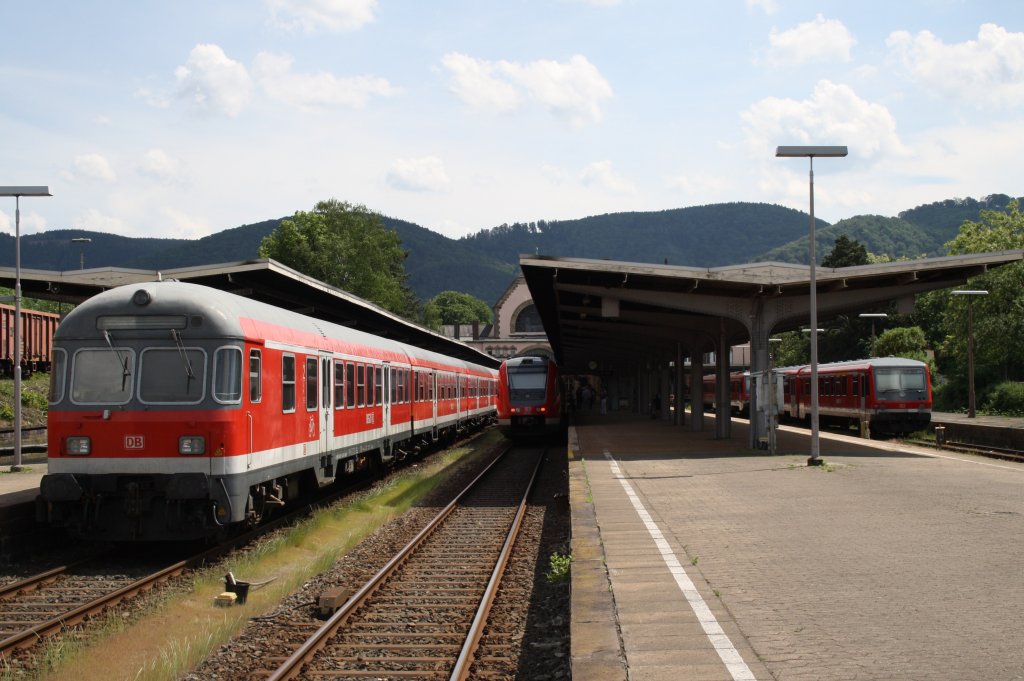 Hier links RE14067 von Hannover Hbf. nach Bad Harzburg, in der Mitte 612 659 und 612 014 als RE4 von Halle(Saale) Hbf. nach Hannover Hbf. und rehts 628 563 als RB14265 von Bad Harzburg nach Braunschweig, diese drei Zge standen am 22.5.2011 in Bad Harzburg.