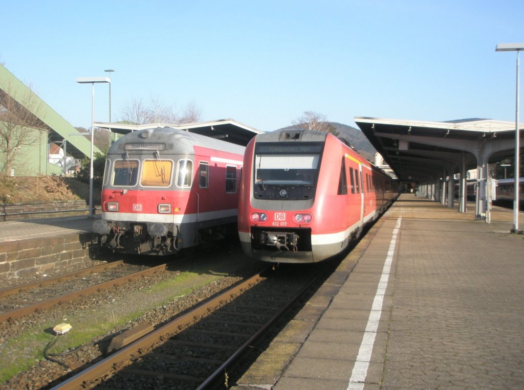 Hier links RE14311 von Hannover Hbf. nach Bad Harzburg und rechts 612 017 und 612 162 als RE4 von Halle(Saale) Hbf. nach Hannover Hbf., diese beiden Zg trafen sich am 7.4.2010 in Bad Harzburg.