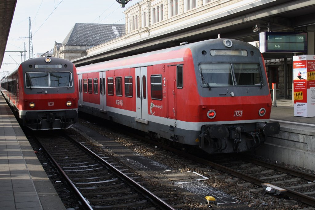 Hier links eine S2 von Nrnberg Hbf. nach Altdorf(b Nrnberg) und rechts eine S3 von Nrnberg Hbf. nach Roth, diese beiden Zge standen am 28.11.2010 in Nrnberg Hbf.